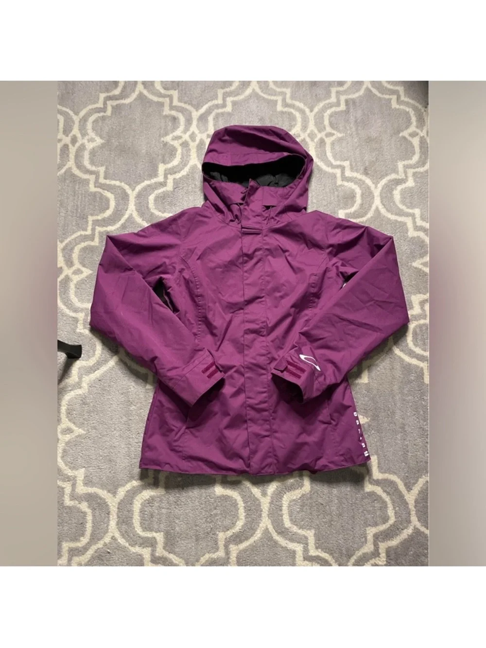 Oakley Plum Hooded Snowboard/Skiing Jacket Size S Regular Fit Women’s